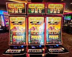 Permainan BandarQ dengan kartu di meja digital kuy 4d